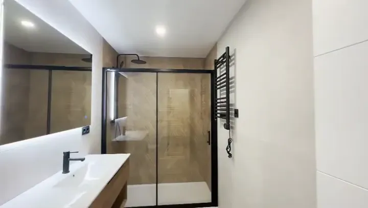 Baño terminado con ducha efecto madera