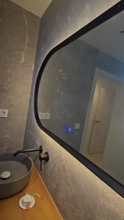 Lavabo y espejo redondo del baño terminado