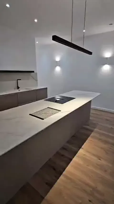 Cocina con isla y suelo de madera del piso reformado
